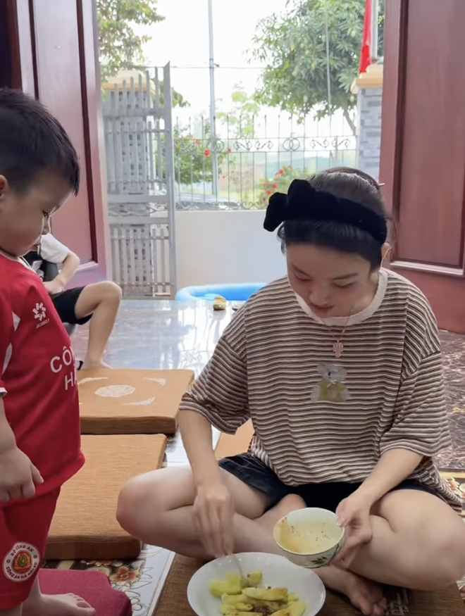 Chu Thanh Huyền đến ớt cũng phải đi xin h&agrave;ng x&oacute;m, nh&igrave;n sang Do&atilde;n Hải My ra cửa nh&agrave; h&aacute;i xo&agrave;i cả rổ ăn kh&ocirc;ng ch&aacute;n - Ảnh 6.