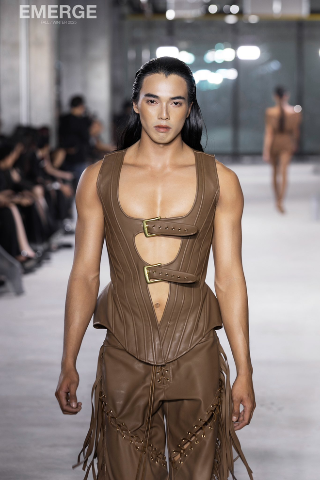 &ldquo;Anh n&ocirc;ng d&acirc;n đẹp trai nhất Việt Nam&rdquo; đi catwalk g&acirc;y tranh c&atilde;i: "Ai chọc g&igrave; ảnh vậy nhỉ?" - Ảnh 9.