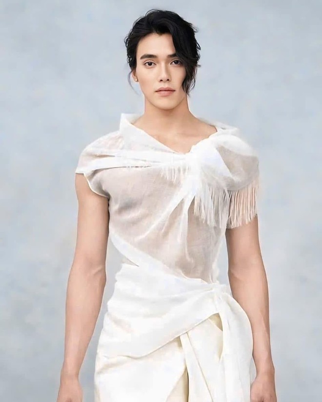 &ldquo;Anh n&ocirc;ng d&acirc;n đẹp trai nhất Việt Nam&rdquo; đi catwalk g&acirc;y tranh c&atilde;i: "Ai chọc g&igrave; ảnh vậy nhỉ?" - Ảnh 10.