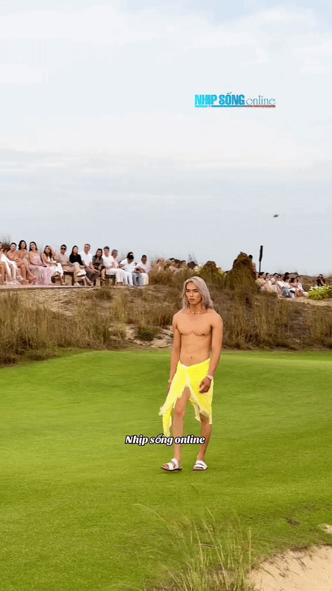 &ldquo;Anh n&ocirc;ng d&acirc;n đẹp trai nhất Việt Nam&rdquo; đi catwalk g&acirc;y tranh c&atilde;i: "Ai chọc g&igrave; ảnh vậy nhỉ?" - Ảnh 2.