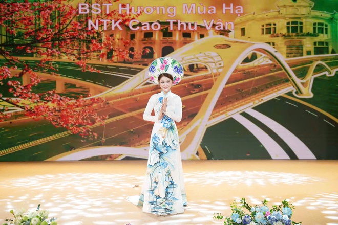 Chạy mưa dựng lại sân khấu trong 3 tiếng, NTK Cao Thu Vân vẫn kể trọn "Miền ký ức" bằng áo dài- Ảnh 4. Chạy mưa dựng lại sân khấu trong 3 tiếng, NTK Cao Thu Vân vẫn kể trọn "Miền ký ức" bằng áo dài- Ảnh 4.