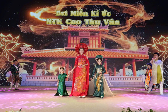 Chạy mưa dựng lại sân khấu trong 3 tiếng, NTK Cao Thu Vân vẫn kể trọn "Miền ký ức" bằng áo dài- Ảnh 5. Chạy mưa dựng lại sân khấu trong 3 tiếng, NTK Cao Thu Vân vẫn kể trọn "Miền ký ức" bằng áo dài- Ảnh 5.