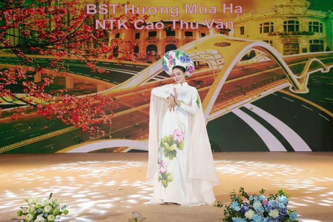 Chạy mưa dựng lại sân khấu trong 3 tiếng, NTK Cao Thu Vân vẫn kể trọn "Miền ký ức" bằng áo dài- Ảnh 3. Chạy mưa dựng lại sân khấu trong 3 tiếng, NTK Cao Thu Vân vẫn kể trọn "Miền ký ức" bằng áo dài- Ảnh 3.