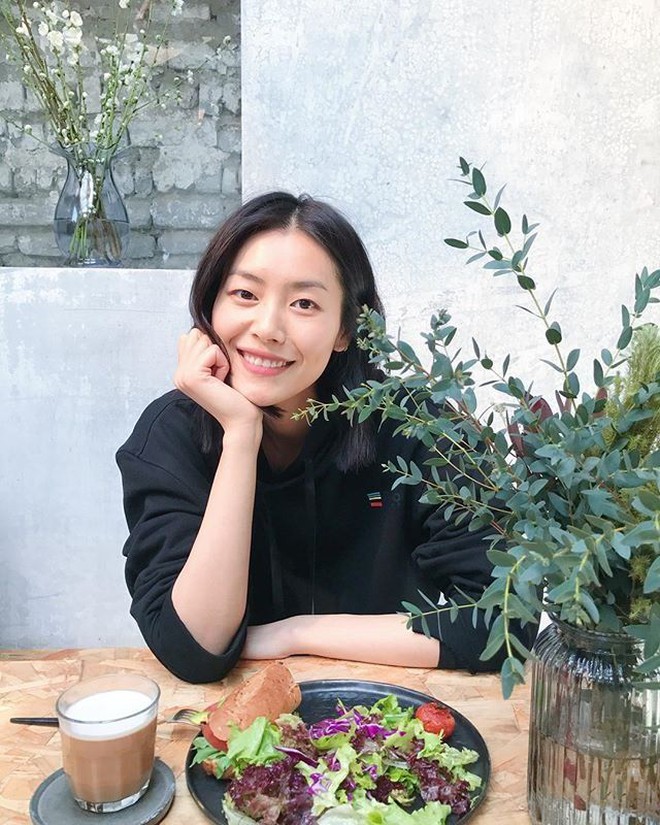 Mỹ nh&acirc;n c&oacute; nụ cười "ch&acirc;n th&agrave;nh nhất showbiz": Đời thường si&ecirc;u giản dị, mặc đồ basic m&agrave; kh&iacute; chất ngời ngời- Ảnh 4.