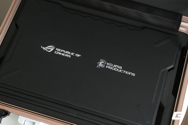 Tr&ecirc;n tay ROG Flow Z13-KJP: Tuyệt t&aacute;c c&ocirc;ng nghệ hơn 100 triệu đồng bước ra từ thế giới Hideo Kojima - Ảnh 7.