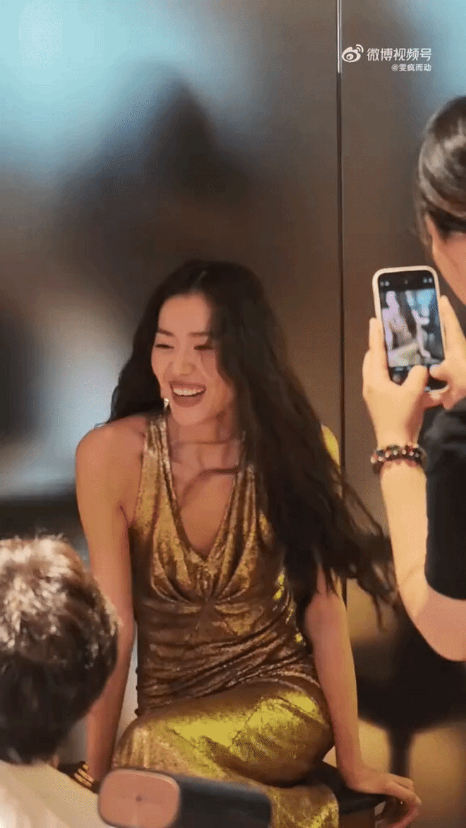 Mỹ nh&acirc;n c&oacute; nụ cười "ch&acirc;n th&agrave;nh nhất showbiz": Đời thường si&ecirc;u giản dị, mặc đồ basic m&agrave; kh&iacute; chất ngời ngời- Ảnh 5.