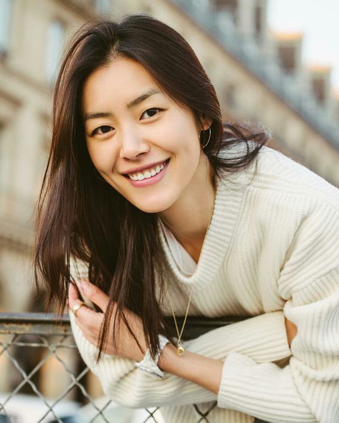 Mỹ nh&acirc;n c&oacute; nụ cười "ch&acirc;n th&agrave;nh nhất showbiz": Đời thường si&ecirc;u giản dị, mặc đồ basic m&agrave; kh&iacute; chất ngời ngời- Ảnh 3.