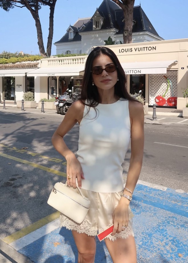 Chiếc quần ren lụa từng bị ch&ecirc; l&agrave; "đồ ngủ" giờ đ&atilde; hot nhất h&egrave;, hội g&aacute;i xinh mặc thế n&agrave;o để khoe d&aacute;ng?- Ảnh 12.
