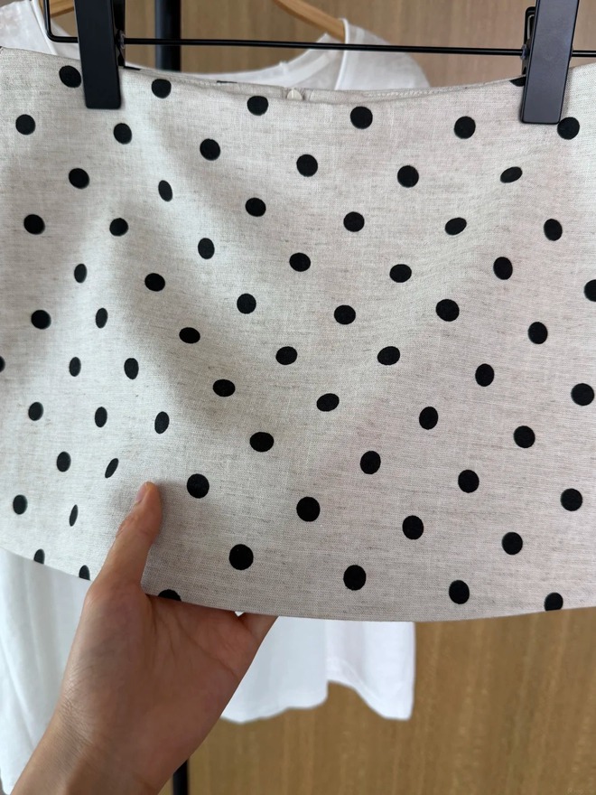 Không ngờ một chiếc chân váy chấm bi lại có thể khiến có được set đồ sang và cuốn hút đến vậy - Ảnh 4.