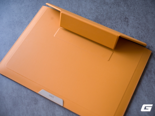Đ&acirc;y l&agrave; chiếc t&uacute;i &ldquo;mua 1 được 2&rdquo; cho MacBook Neo: vừa bảo vệ, vừa l&agrave;m gi&aacute; đỡ cực tiện- Ảnh 10.