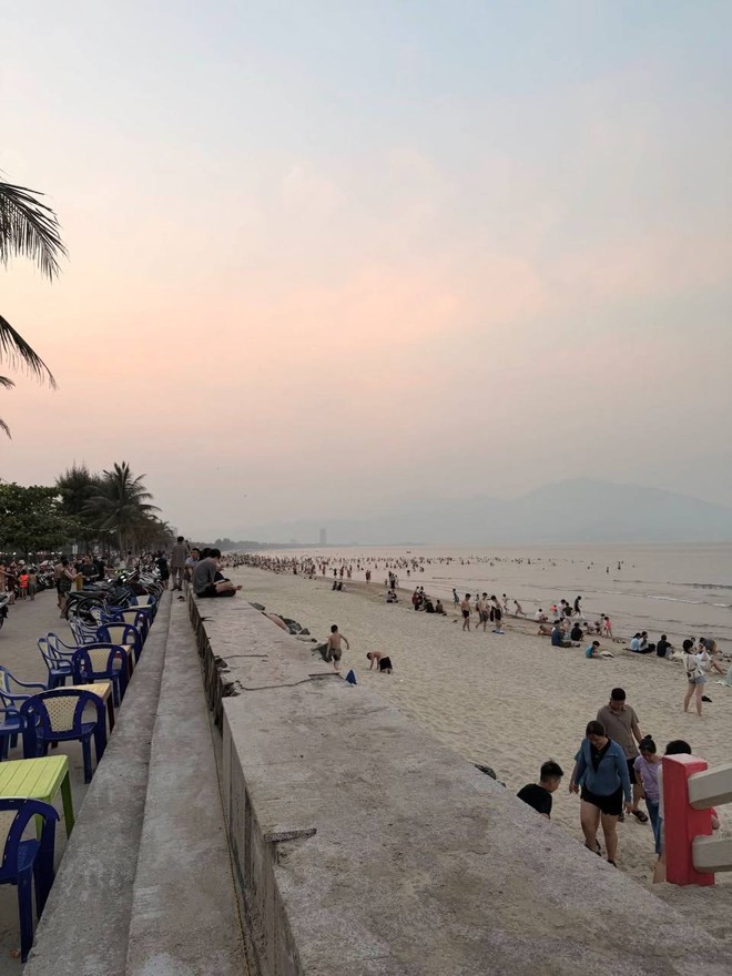 Cảnh tượng lạ ở b&atilde;i biển Mỹ Kh&ecirc;, Đ&agrave; Nẵng:  - Ảnh 1.