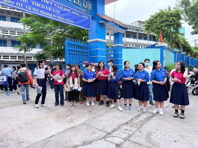 Sắc đỏ Hoa phượng đỏ lan tỏa tại các điểm thi lớp 10 - Ảnh 8.