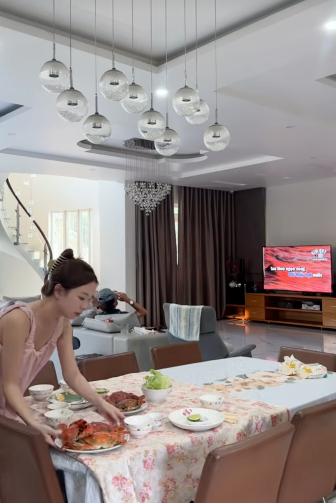 Lấy chồng c&aacute;ch nh&agrave; 200km m&agrave; sướng như n&agrave;y: Con d&acirc;u được mẹ chồng U70 y&ecirc;u chiều như con g&aacute;i, c&ograve;n cho tiền đi shopping "tẹt ga" - Ảnh 8.
