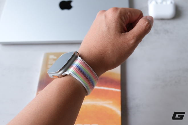 Trên tay dây đeo Apple Watch Pride Edition 2026: Có lẽ là phiên bản Pride đẹp nhất nhiều năm qua - Ảnh 12.