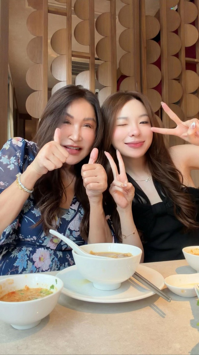 Lấy chồng c&aacute;ch nh&agrave; 200km m&agrave; sướng như n&agrave;y: Con d&acirc;u được mẹ chồng U70 y&ecirc;u chiều như con g&aacute;i, c&ograve;n cho tiền đi shopping "tẹt ga" - Ảnh 2.