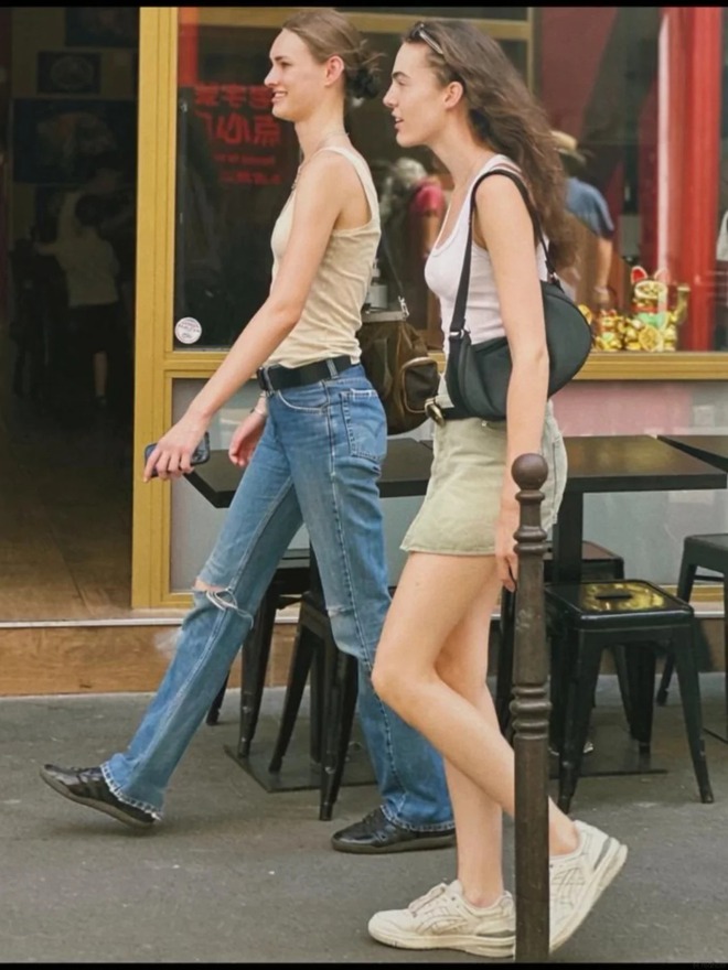 Quiet luxury mùa hè: Vì sao phụ nữ Pháp luôn dành chỗ cho áo tank top trong tủ đồ?- Ảnh 1. Quiet luxury mùa hè: Vì sao phụ nữ Pháp luôn dành chỗ cho áo tank top trong tủ đồ?- Ảnh 1.
