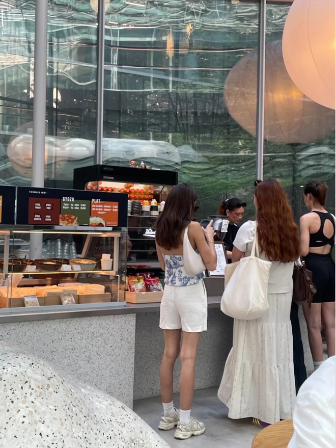Quiet luxury mùa hè: Vì sao phụ nữ Pháp luôn dành chỗ cho áo tank top trong tủ đồ?- Ảnh 3. Quiet luxury mùa hè: Vì sao phụ nữ Pháp luôn dành chỗ cho áo tank top trong tủ đồ?- Ảnh 3.