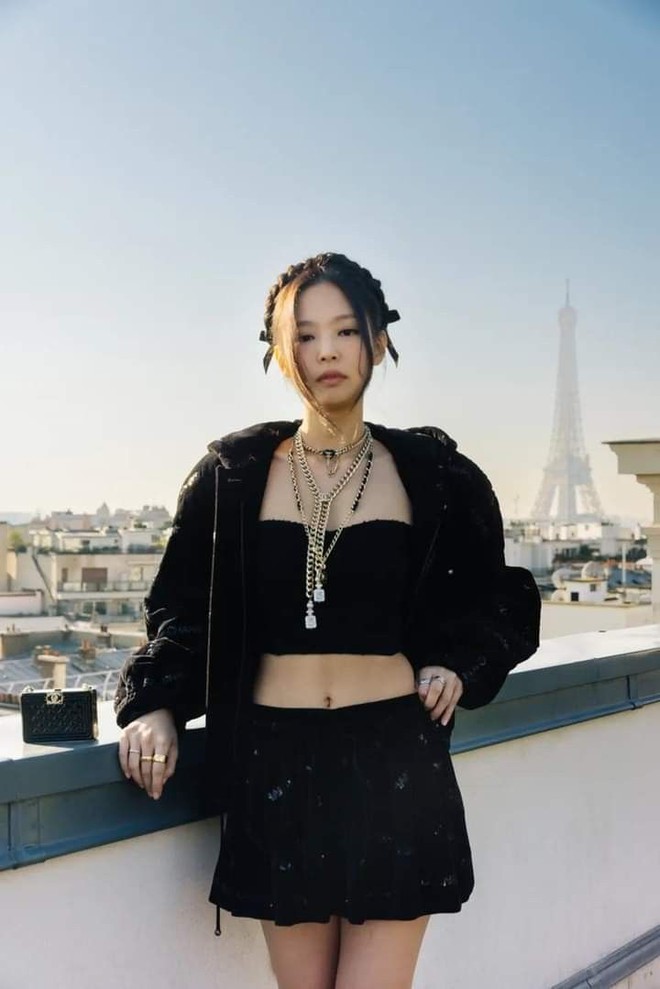 Mỹ nhân showbiz thở thôi cũng hot, mặc gì cũng sold out - Ảnh 3.