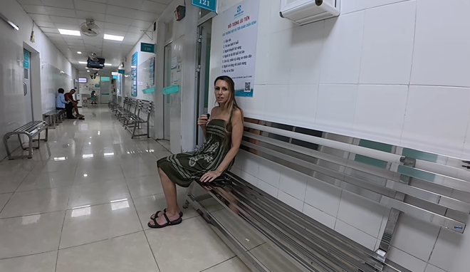 Khách Tây đưa vợ đi chụp X-quang tại bệnh viện ở Đà Nẵng, thốt lên khi cầm hóa đơn: "Nó chỉ bằng 1 ly cà phê" - Ảnh 4.