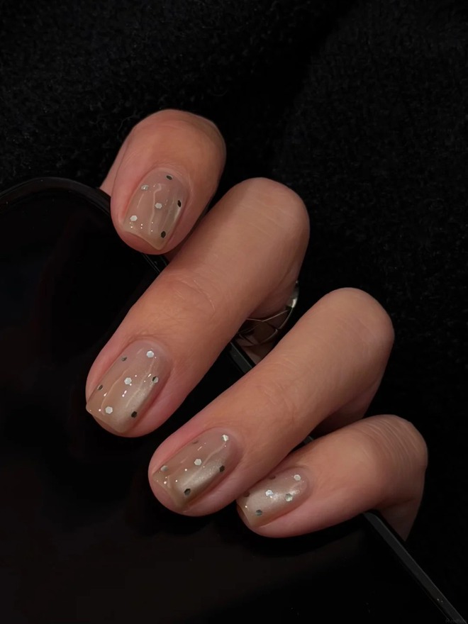 Tưởng đơn giản nhưng đây lại là mẫu nail được các tín đồ quiet luxury yêu thích nhất hiện nay - Ảnh 9.