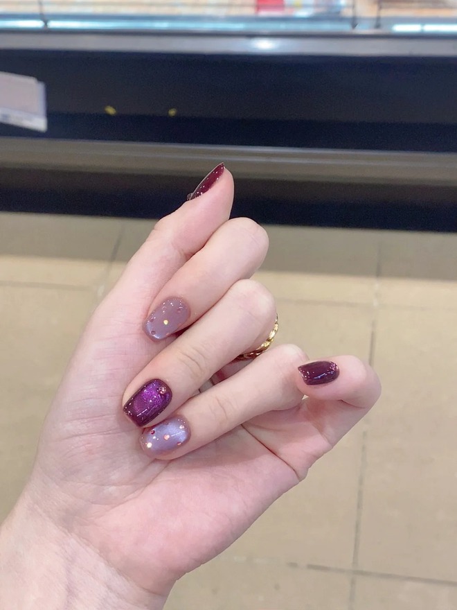 Tưởng đơn giản nhưng đ&acirc;y lại l&agrave; mẫu nail được c&aacute;c t&iacute;n đồ quiet luxury y&ecirc;u th&iacute;ch nhất hiện nay- Ảnh 7.