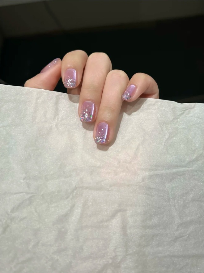 Tưởng đơn giản nhưng đ&acirc;y lại l&agrave; mẫu nail được c&aacute;c t&iacute;n đồ quiet luxury y&ecirc;u th&iacute;ch nhất hiện nay- Ảnh 6.