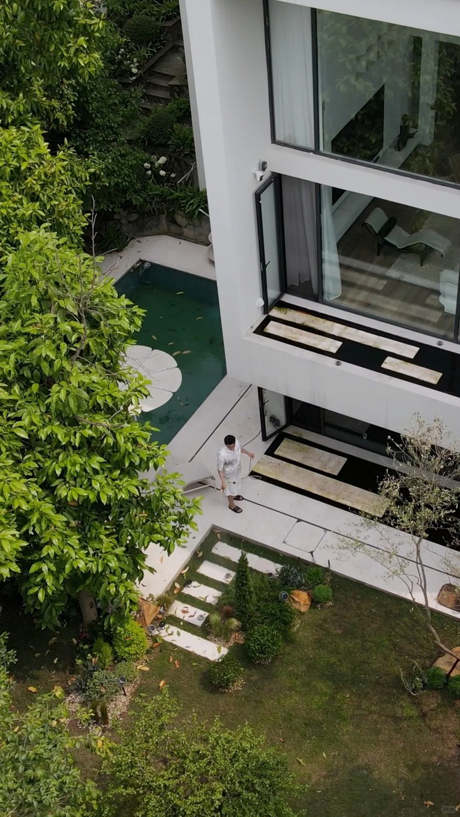 Hồ c&aacute; Koi tr&ecirc;n ban c&ocirc;ng, cửa sổ view "4 m&ugrave;a" của ch&agrave;ng trai l&ecirc;n n&uacute;i x&acirc;y nh&agrave; sống c&ugrave;ng 4 ch&uacute; ch&oacute;- Ảnh 13.