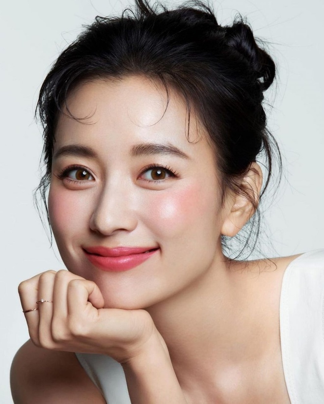 "Bạch nguyệt quang" có nụ cười đẹp nhất xứ Kim Chi: Nhan sắc và style U40 vẫn đủ sức chấp mọi thế hệ - Ảnh 1.