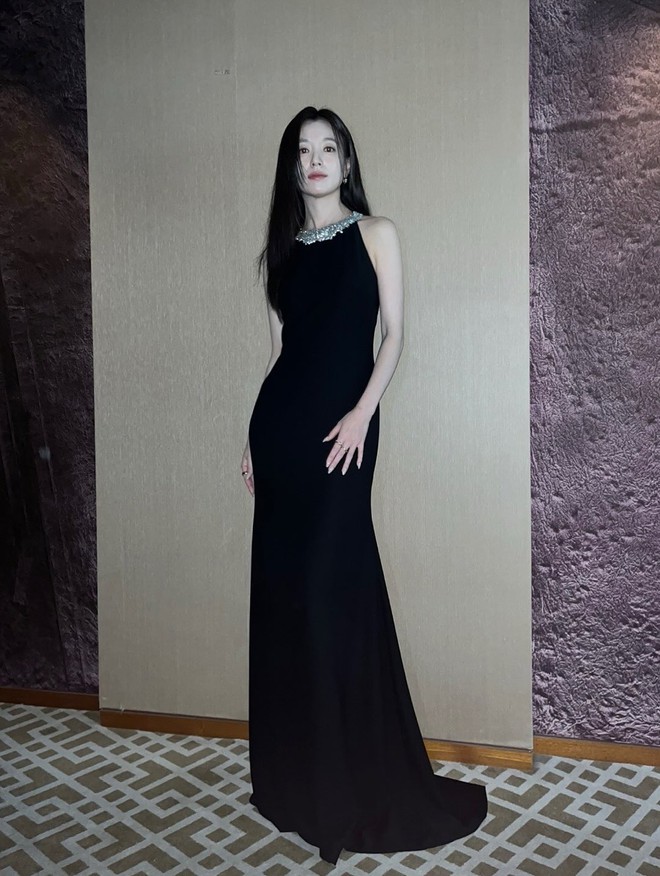 "Bạch nguyệt quang" có nụ cười đẹp nhất xứ Kim Chi: Nhan sắc và style U40 vẫn đủ sức chấp mọi thế hệ - Ảnh 4.
