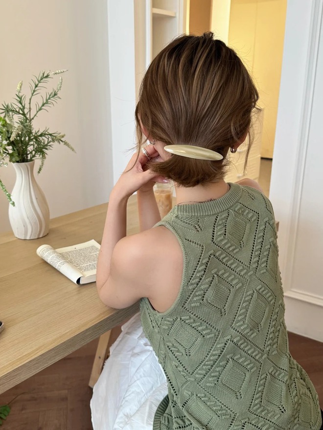 Mùa hè này, tóc búi thấp hay tóc ngắn đều đẹp hơn nhờ một chiếc kẹp ngang nhỏ xíu - Ảnh 10.