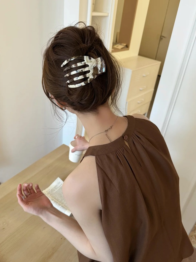 Mùa hè này, tóc búi thấp hay tóc ngắn đều đẹp hơn nhờ một chiếc kẹp ngang nhỏ xíu - Ảnh 3.