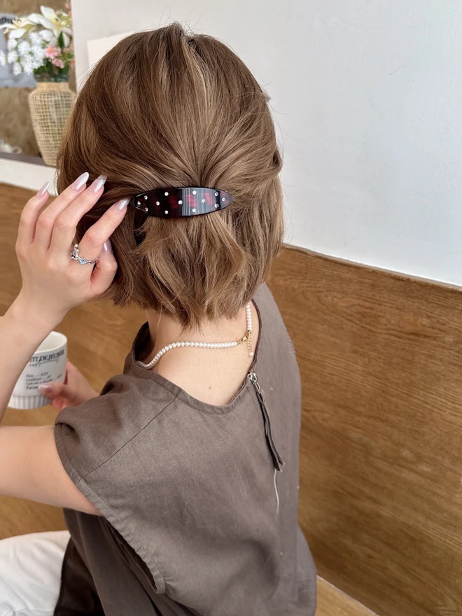 Mùa hè này, tóc búi thấp hay tóc ngắn đều đẹp hơn nhờ một chiếc kẹp ngang nhỏ xíu - Ảnh 12.