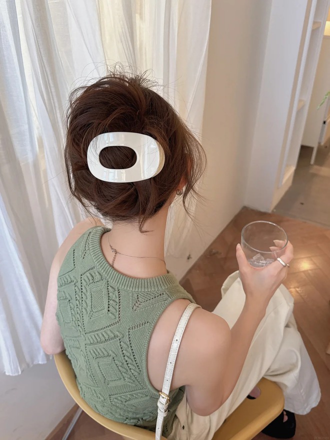 Mùa hè này, tóc búi thấp hay tóc ngắn đều đẹp hơn nhờ một chiếc kẹp ngang nhỏ xíu - Ảnh 13.