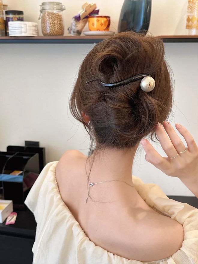Mùa hè này, tóc búi thấp hay tóc ngắn đều đẹp hơn nhờ một chiếc kẹp ngang nhỏ xíu - Ảnh 5.