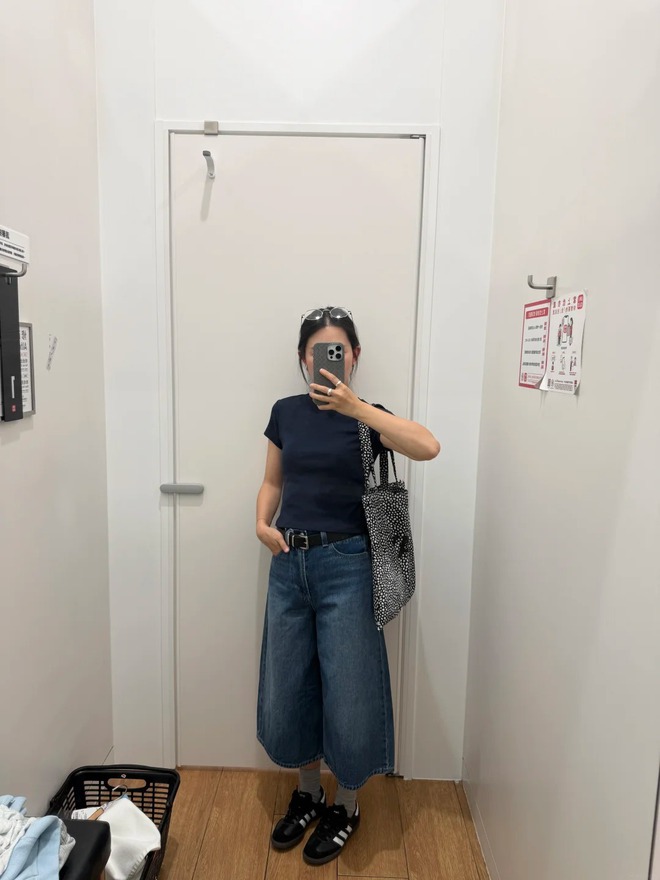 Có vẻ quần jeans lửng ống rộng đang âm thầm thay thế những chiếc quần dài quen thuộc - Ảnh 13.