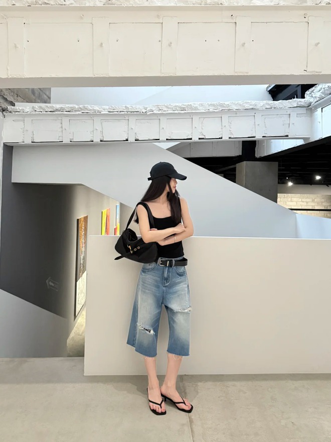 Có vẻ quần jeans lửng ống rộng đang âm thầm thay thế những chiếc quần dài quen thuộc - Ảnh 4.