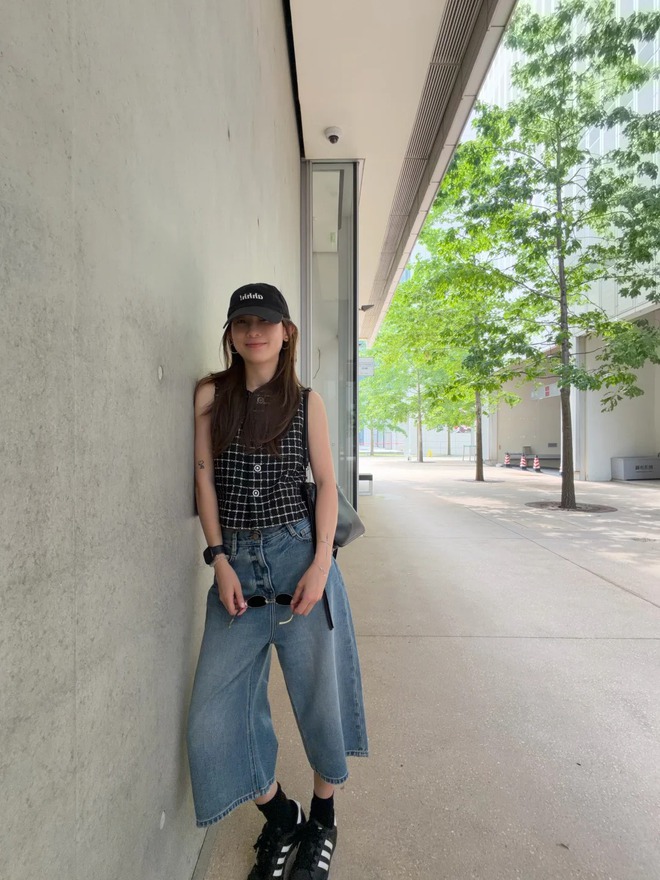 Có vẻ quần jeans lửng ống rộng đang âm thầm thay thế những chiếc quần dài quen thuộc - Ảnh 12.