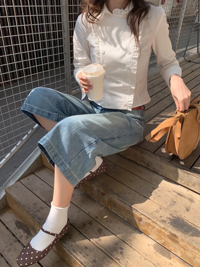 Có vẻ quần jeans lửng ống rộng đang âm thầm thay thế những chiếc quần dài quen thuộc - Ảnh 15.