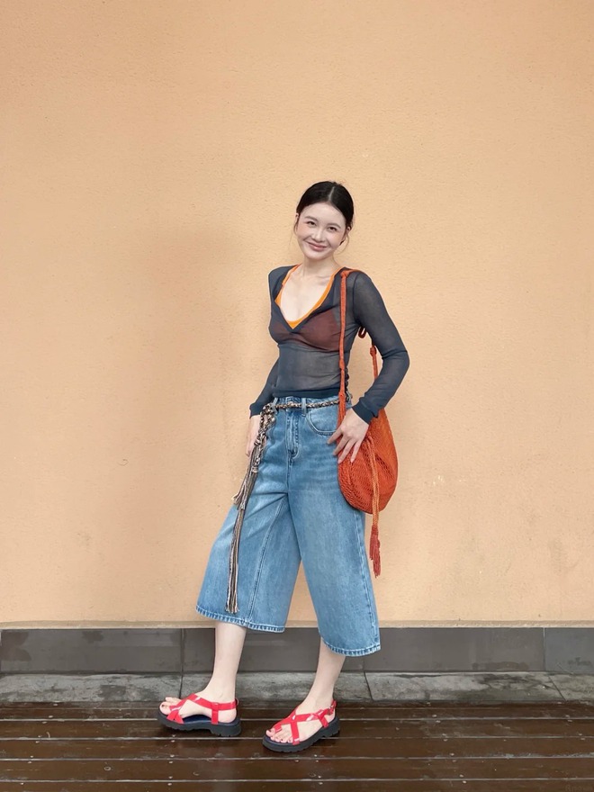 Có vẻ quần jeans lửng ống rộng đang âm thầm thay thế những chiếc quần dài quen thuộc - Ảnh 11.