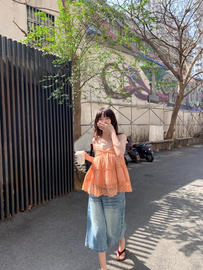 Có vẻ quần jeans lửng ống rộng đang âm thầm thay thế những chiếc quần dài quen thuộc - Ảnh 14.