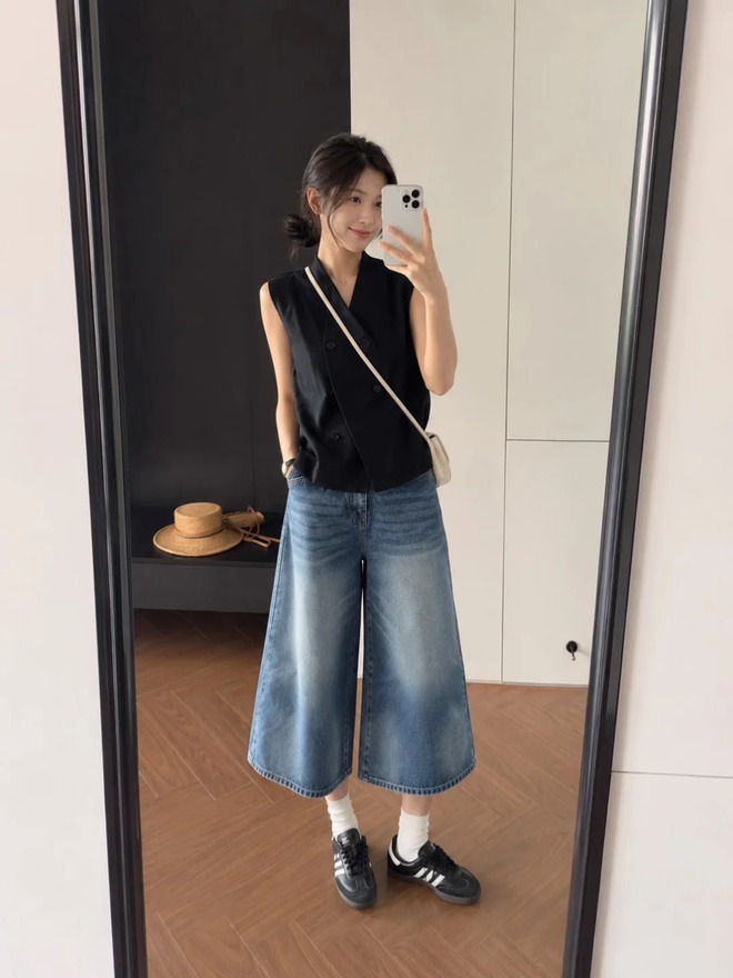 Có vẻ quần jeans lửng ống rộng đang âm thầm thay thế những chiếc quần dài quen thuộc - Ảnh 1.