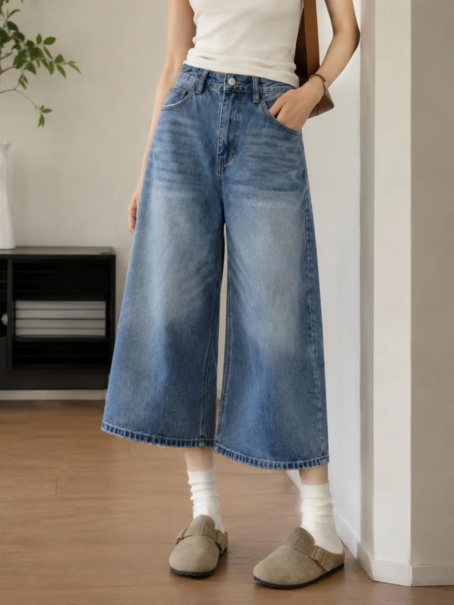 Có vẻ quần jeans lửng ống rộng đang âm thầm thay thế những chiếc quần dài quen thuộc - Ảnh 2.