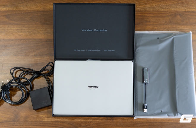 ASUS ExpertBook Ultra: flagship laptop doanh nghiệp giá 100 triệu, nặng chưa đến 1kg mà sức mạnh không thể xem nhẹ - Ảnh 1.