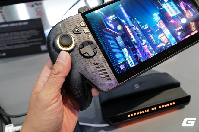 Dạo quanh gian h&agrave;ng ASUS ROG tại Computex 2026: Laptop SCAR 18 với m&agrave;n 4K 240Hz, Xbox Ally kỷ niệm 20 năm v&agrave; concept handheld đầy hứa hẹn - Ảnh 9.