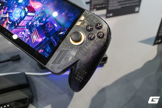 Dạo quanh gian h&agrave;ng ASUS ROG tại Computex 2026: Laptop SCAR 18 với m&agrave;n 4K 240Hz, Xbox Ally kỷ niệm 20 năm v&agrave; concept handheld đầy hứa hẹn - Ảnh 11.