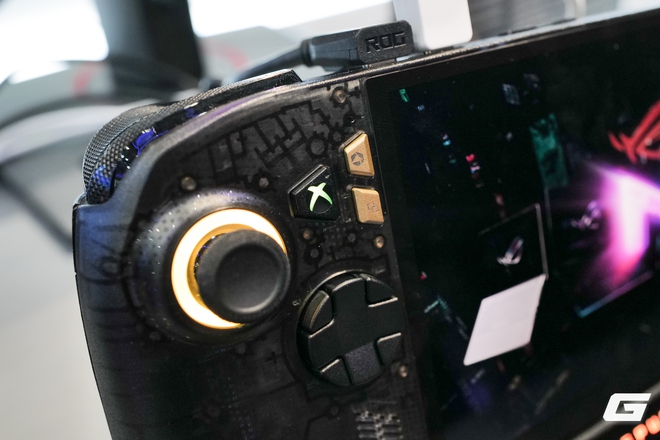 Dạo quanh gian h&agrave;ng ASUS ROG tại Computex 2026: Laptop SCAR 18 với m&agrave;n 4K 240Hz, Xbox Ally kỷ niệm 20 năm v&agrave; concept handheld đầy hứa hẹn - Ảnh 8.