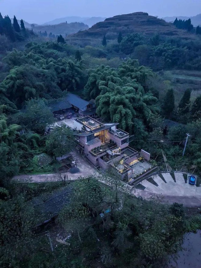 Chàng trai chi 6,5 tỷ xây nhà 300m2 trên núi sống chill cùng gia đình - Ảnh 1.