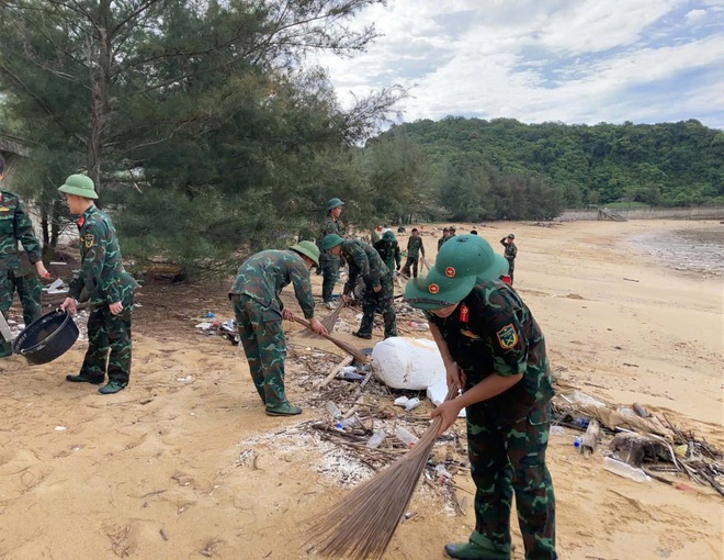 Tuổi trẻ c&aacute;c đơn vị Qu&acirc;n đội tr&ecirc;n Đảo Trần ra qu&acirc;n l&agrave;m sạch biển, thu gom hơn 5 tấn r&aacute;c - Ảnh 1.
