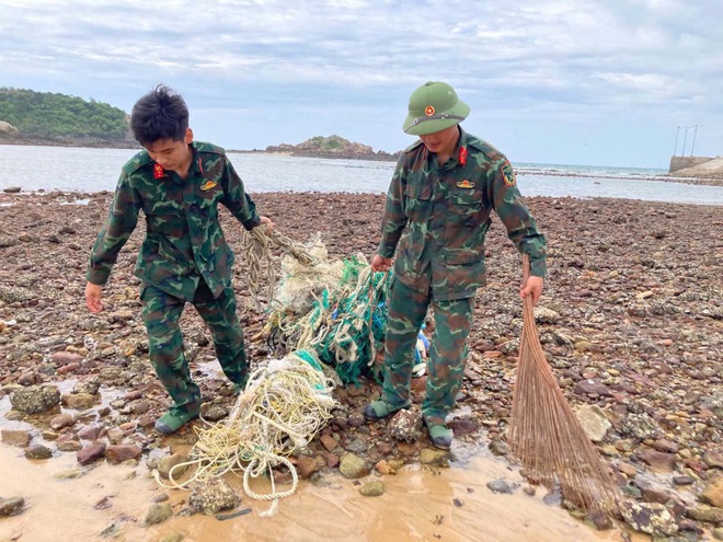 Tuổi trẻ c&aacute;c đơn vị Qu&acirc;n đội tr&ecirc;n Đảo Trần ra qu&acirc;n l&agrave;m sạch biển, thu gom hơn 5 tấn r&aacute;c - Ảnh 3.