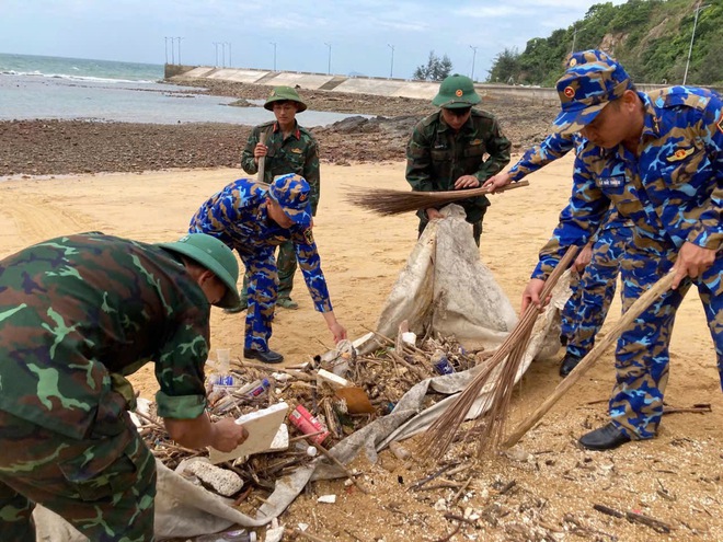 Tuổi trẻ c&aacute;c đơn vị Qu&acirc;n đội tr&ecirc;n Đảo Trần ra qu&acirc;n l&agrave;m sạch biển, thu gom hơn 5 tấn r&aacute;c - Ảnh 2.